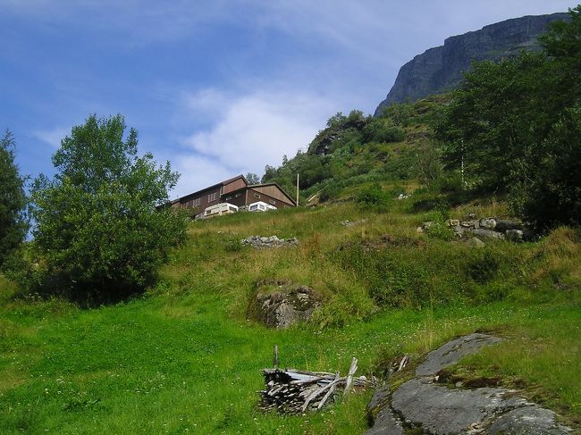 上のほうにレストランが見えてきました。<br /><br />この辺で引き返せば、ダルスニッバ行きのバスに乗れたのですが、まだ見晴らしのいい所まで辿り着いてないし、もう少し行くと展望所かな･･･などと思いながら、上りつづけてしまいました。<br />