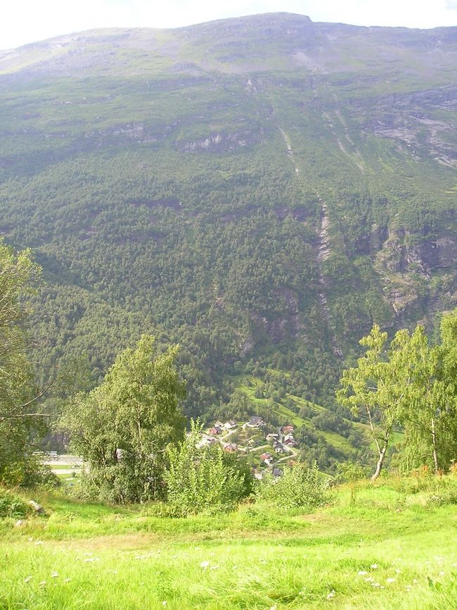 ズ〜と下のほうに、ホテル周辺が見えました。<br /><br />滝の流れる筋も見えています。