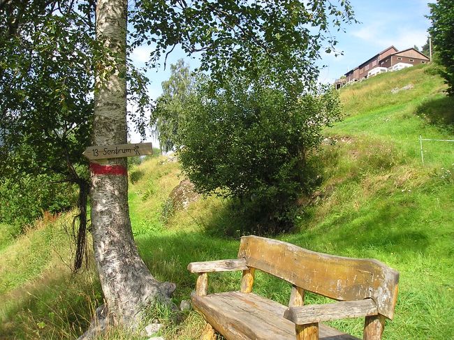 ベンチがあるところからの眺めは、やはりいいものです。<br /><br />きっと、たくさんの人が、ここでいっぷくしながら眺めを楽しんでこられたのでしょう。