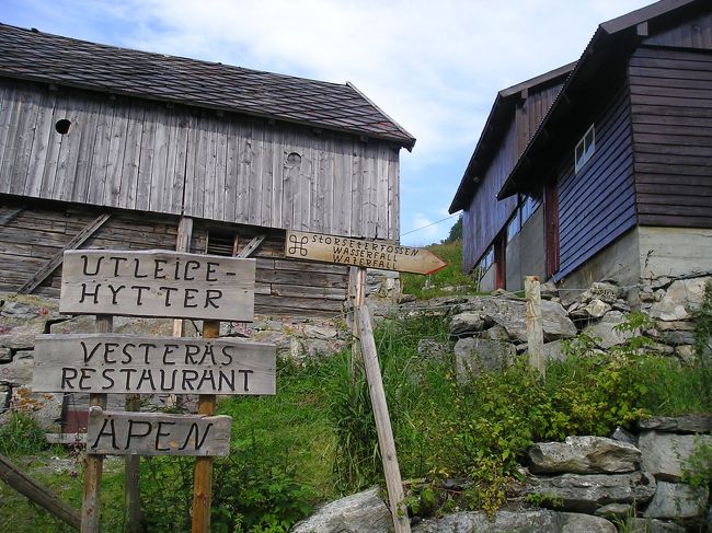 この表示で、滝へ行ってみたくなってしまいました。<br /><br />この時点で、ダルスニッバに行くバスが、この近くの道を通る事も知っていたなら、それにあわせての予定に変更できたのですが、それがわかったのは、次の日、オスロ行きのバスで、この近くを通ったときだったのです。この辺の所をしっかり下調べができなかったのが、チョッピリ残念。