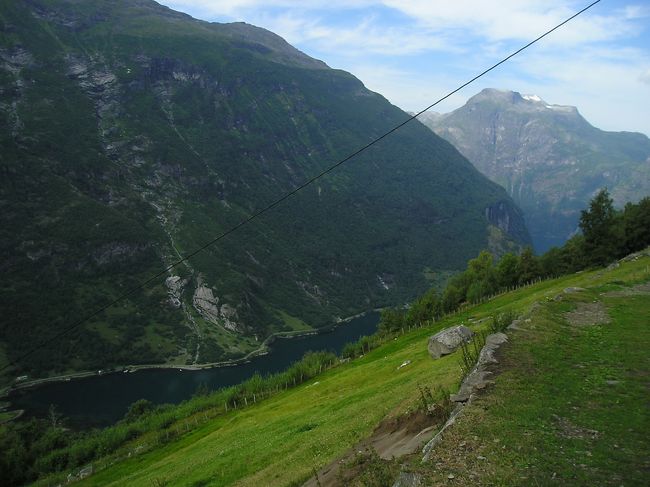 こちらの道を行けば、滝ではなく、フィヨルドを見下ろせる所へ出るのですが、後回しにして、