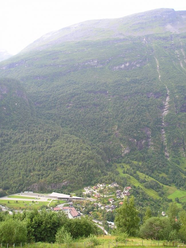 向かい側の滝とガイランゲルの町を見下ろしながら、まだ姿の見えぬ滝を目指します。