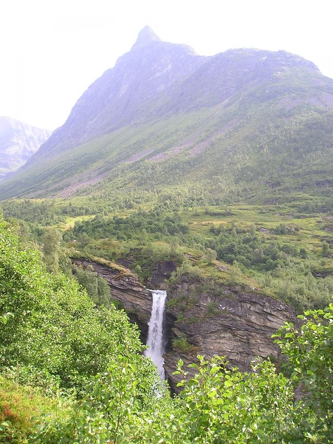と、しばらく上っていくと、滝の音が･･･上を見ると、滝の一部が･･･やっとです。