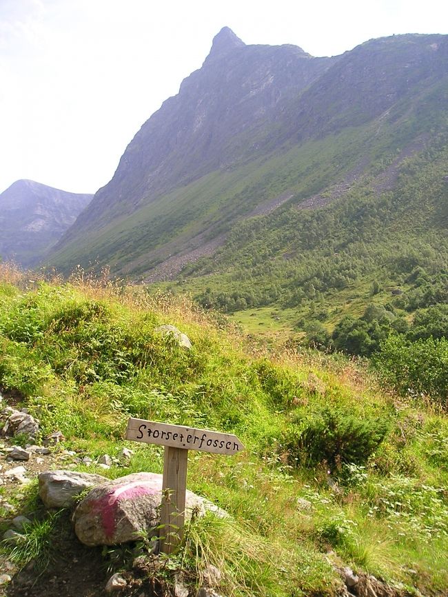 滝の音を聞きながらここまで上ってきて、表示の方向に下ると