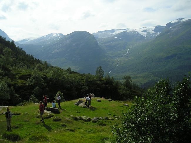 この広っぱに出ます。振り返ると