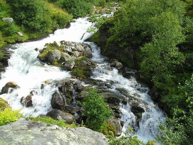 滝に近寄ってみました。<br />小さくても、マイナスイオンいっぱい！！