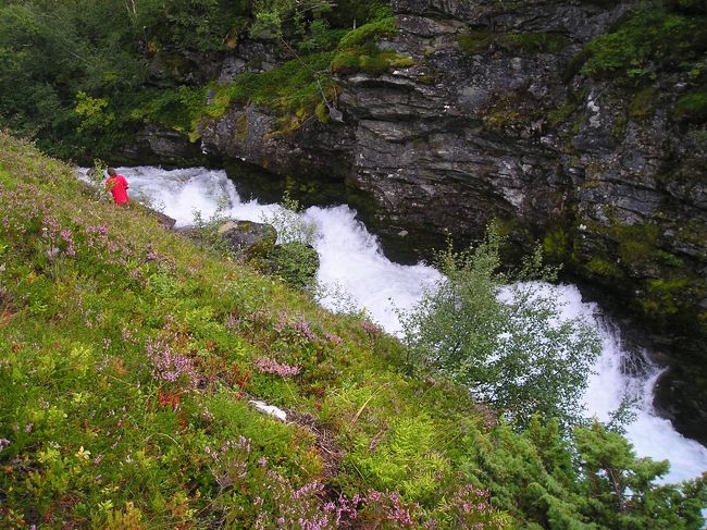 滝の水を汲みに行く人がいます。