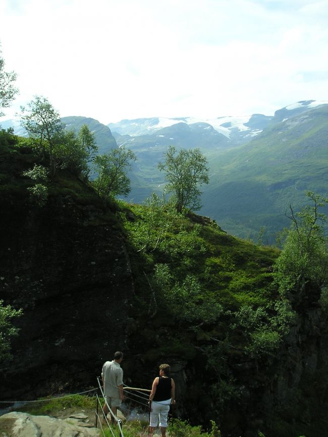 この滝の前で、かなり遅い目のランチタイム。<br />他の何家族かの人たちもゆっくりランチタイムにしていました。