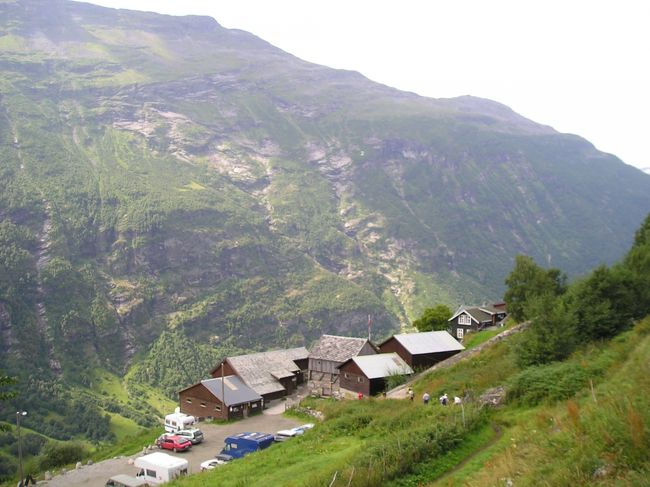 滝で、ランチタイムを済ませ、レストランまで戻って、フィヨルドを見下ろす展望所へ向かいました。<br />このレストランまで車で来ることができるようです。