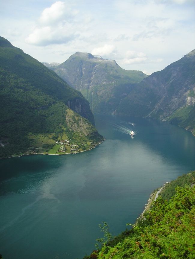 しばらく進み、木の多い所へ入るとその先が、これです！