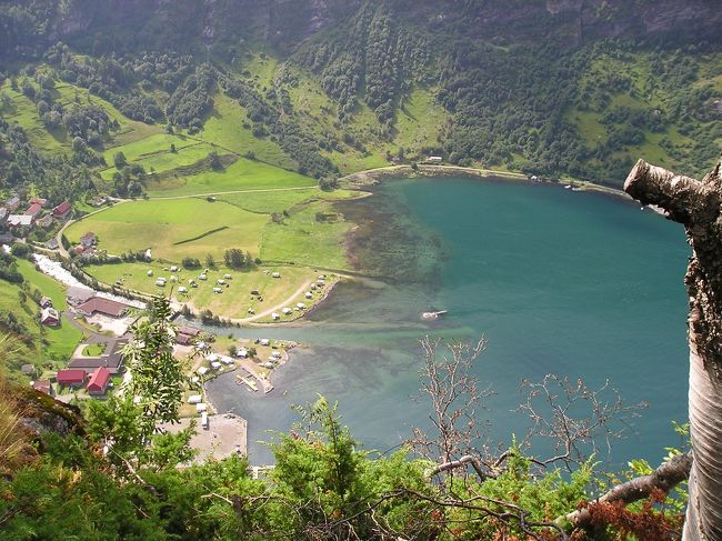 フィヨルド沿いのキャンプ場も見えます。