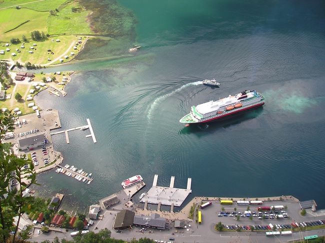 どうやら、大型フェリーは船着場に入れないので、小型の船がお迎えに出たようです。