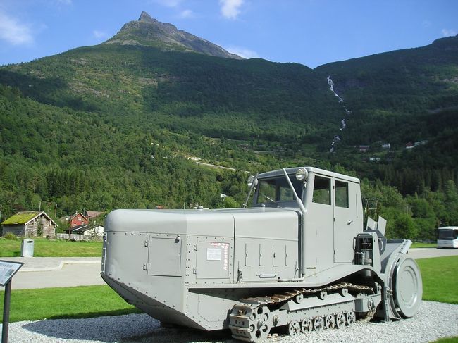 フィヨルドセンターの前に展示してある車。<br />初めは戦車?と思ったのですが、これは、戦後、この奥地までの道路を整備したときに大活躍した車だそうです。