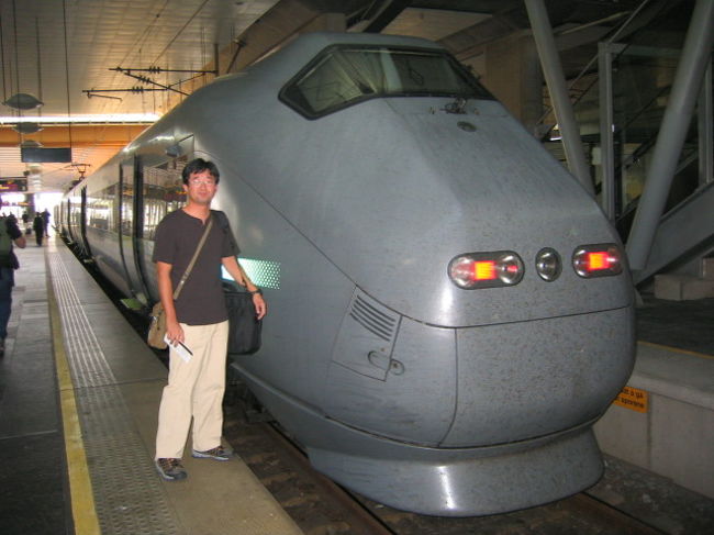 　オスロ空港とオスロ市街は、約50?離れていて、鉄道で結ばれています。ローカル線と空港特急「Flytoget」があって、前者が73クローネ、後者が150クローネ。値段が気になりましたが、ここは、空港特急「Flytoget」を選びました。<br /><br />オスロ空港とオスロ中央駅やオスロ市内を結ぶ空港特急「Flytoget」