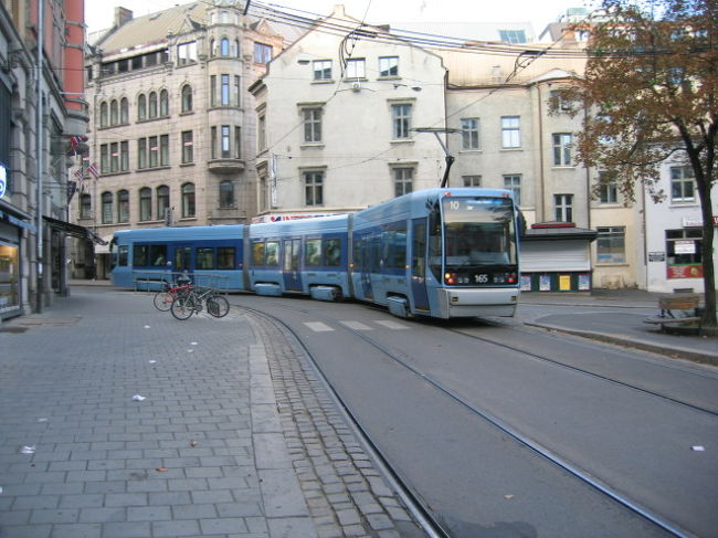 オスロの街の中を普通にトラムが走っています。