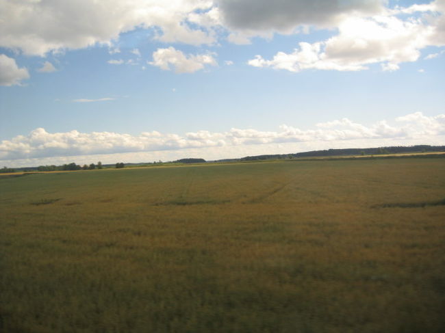 「ＬＩＮＸ」の車窓の眺め。地平線まで平原が続いていて、日本ではなかなかお目にかかれない景色です。