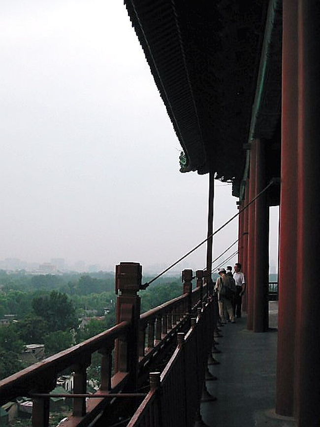 鼓楼の上からです。<br />太鼓で時をで知らせるために造られた建物。<br />急な階段を登ったらそこにはきょだいな太鼓がたくさんありました。