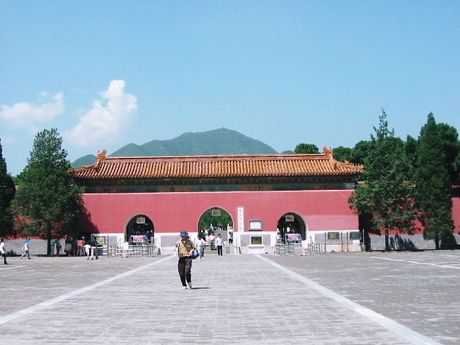 北京から50km離れた所にある明の十三陵。<br />明の皇帝の陵墓群で、13人の皇帝と23人の皇后と1人の貴妃のお墓が集まってます。