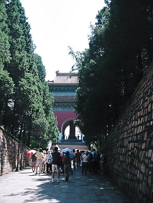 地下宮殿から出てきたところです。<br />石造りの地下室で建設には６年かかったそうです。