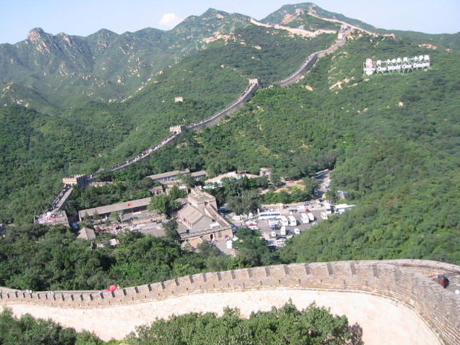 八達嶺長城から左に登ったところです。<br />ここが男坂で、奥に見えるのが女坂。<br />男坂は傾斜が６５〜７５度あるそうでかなりきついです。