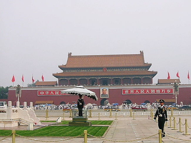 天安門です。<br />テレビでよく見る風景ですが人が多い！