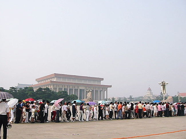 天安門広場にある毛主席記念堂。<br />毛沢東の遺体が安置されているのを見るために長蛇の列。並んでいるのは中国全土から集まった人たち。