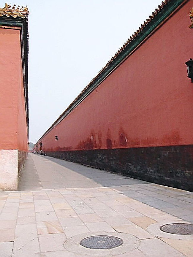 ここは映画「ラストエンペラー」で皇帝溥儀が自転車に乗っていたところだそうです。