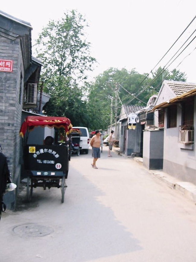 昔ながらの風景が残る街だが、建物をいかしたままのレストランやカフェもある。<br />道が狭いので三輪車で巡る人がほとんどです。