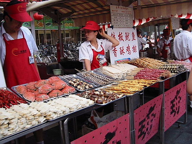 玉府井にある屋台。<br />サソリやザリガニの串焼きや麺類がありました。<br />くれぐれも食べないようにと注意されたけど、食べようとは絶対に思えません！