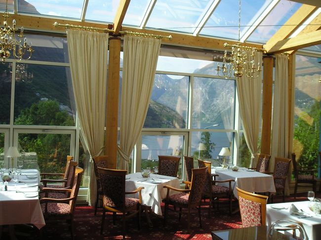 ホテルのレストランからはフィヨルドがよく見えます。