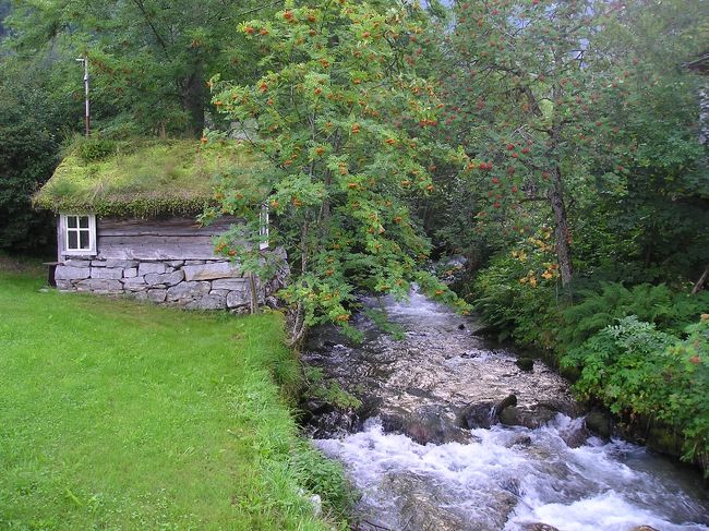 ホテルの裏側へ