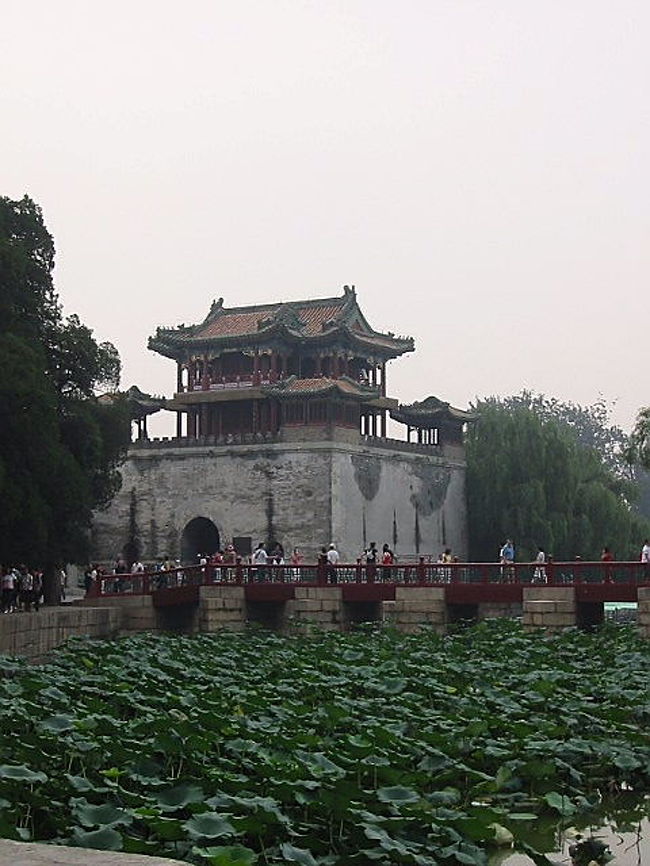 ここも修復されているところが多い。<br />長さ７２８ｍもある長廊もすべて修復中。