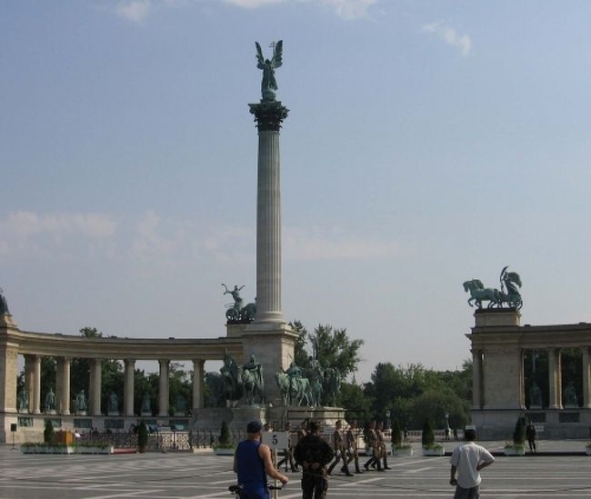 英雄広場はいつもですと、この像の周りがロータリーになり、沢山の車が行きかっていますが,この日はなにかの記念日でアンドラシー通りで一区画手前ぐらいから通行止めになっていました。<br />ゆっくり広場の写真を撮ったり、軍楽隊の演奏と兵隊さんの行進を見ることが出来ました。<br />でも油断は禁物、車が来ない歩行者天国と安心していたら、市内電車は走っていて、人がいてもスピードを緩めることなく走ってきて、びっくり飛びのきました。