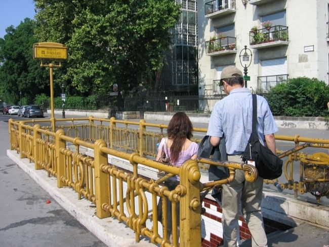 いよいよ地下鉄で移動です。<br />これが地下鉄の入り口です。