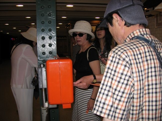 １回券を買い、構内にある、赤いボックスにチケットを入れると、切込みが入りました。<br />この地下鉄も曲者で、乗ろうとしている人がいても少し遅れると、容赦なくドアを閉められます。<br />お客様が取り残され、ガイドさんも一緒に残り、ガイドさんがドアの外で、２本指を出したので２つ目の駅で降りました。<br />ところが一駅間違っていたようで、今度は降りて待っていた私達が飛び乗りました。