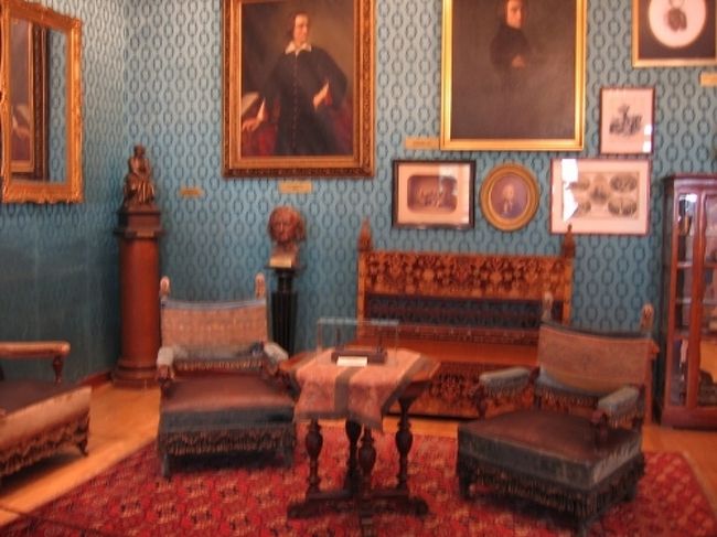 ここはリストの住居だったところを<br />博物館にしています。<br />カメラチケットを買うとフラッシュなしなら写真が撮れるので、私が代表で写真を撮りました。<br />リストが住んでいたときにままの家具が残り、ピアノも何台かありました。<br />ここにもレスン室があり、リストの生徒さんが練習をしていました。