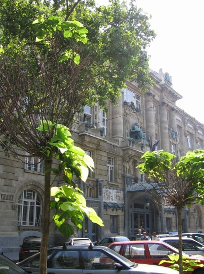 その後に、菜ちゃんが学んだリスト音楽院をどうしても皆に見て欲しいと言うことで、足を伸ばしました。<br />夏休みですが、レスンをしている生徒さんがあり入り口までは入れたのですが、守衛さんに止められて奥までは入れませんでした。<br />