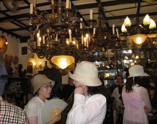 この骨董屋さんは結構大きくて、家具が多かったです。<br />小さな骨董屋さんのウインドーの陶器のうさぎに目がひきつけられて、購入しました。<br />ヘレンドと思っていたら、ジョルナイでした。<br />色合いが、リアドロとよく合うので、今、リアドロの女の子の足元にこのウサギは座っています。