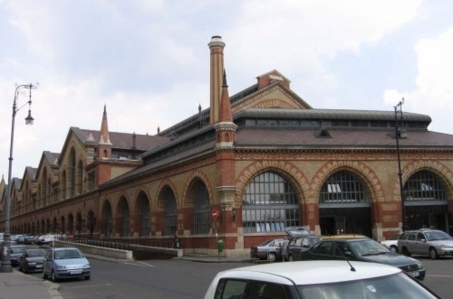 次に向ったのは中央市場です。<br />ここで、各自昼食もすることになっています。<br />裏口の方から入ったのですが、表よりもこちらの方が、ガイドさんに言わせると物の値段が安いとのことでした。<br />どうしても人間目に付いたら先に買ってしまうからでしょうか。