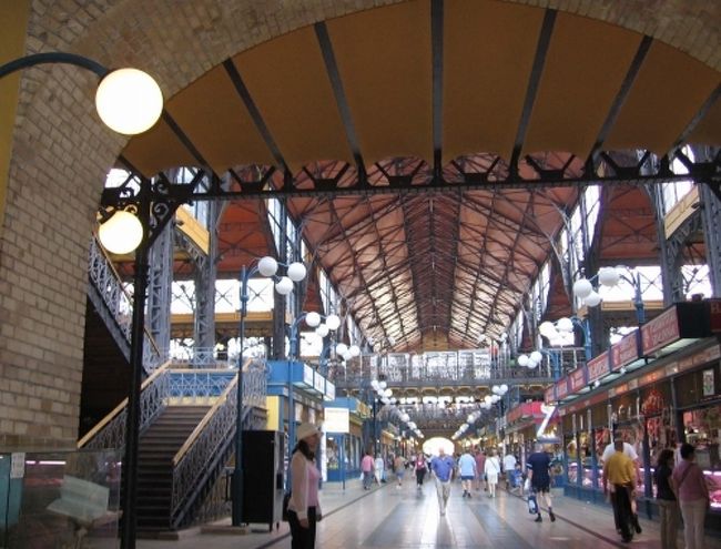 外観は美しいレンガ造りで、中は本当に広い体育館のようでした。<br />地下はスーパー一階は食料品屋さん、２階は食べ物屋さんと、お土産物屋さんです。<br />いつもニコニコ現金払いですが、ご安心を、表と裏に両替屋さんがあります。