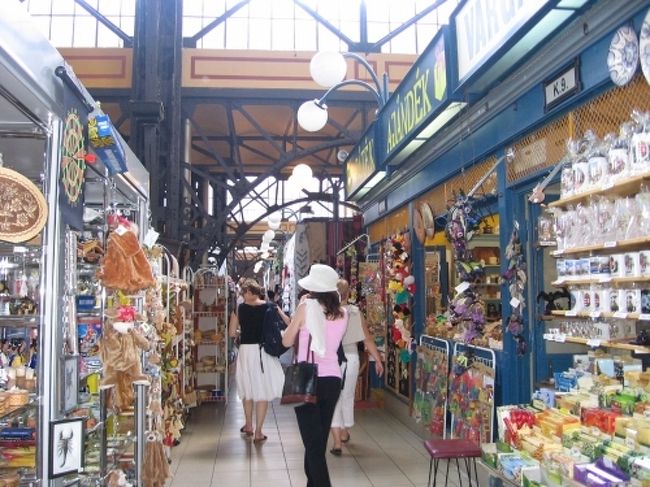 ２階のお土産屋さんです。<br />所狭しとお店が並んでいます。<br />名物のカロチャ刺繍の本物の値段は市内で買っても同じようだったようです。<br />この市場の裏入り口のおトイレはチップがいります。<br />入り口にセンサーがあるので、下手にお友達を呼びに行ったりして、センサーを越すとチップをとられますので、要注意です。<br />