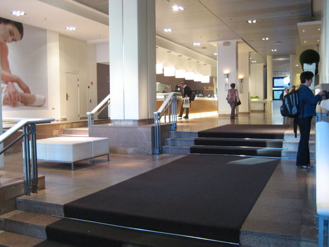 ホテルは大聖堂の裏手にあるクリスチャニア。ロビーは広くて小さな売店もありました。中央駅までも歩いて５分もかからないし、列車でオスロを発つには便利です。