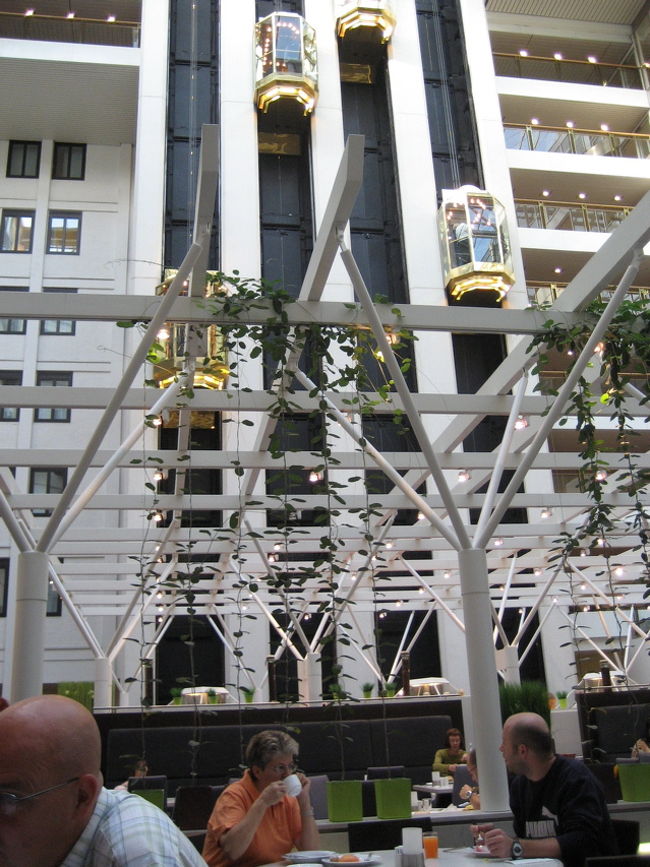 朝食はこのアトリウム（吹き抜け）のカフェで。エレベーターが上がって行くのが見えます。