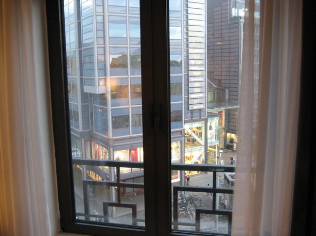 お部屋の窓から向かいのショッピングセンター「オスロシティ」やオスロの町を走るトラムが見えました。