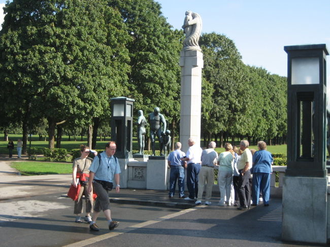 半日市内観光のスタートです。朝のお散歩にピッタリ！フログネル公園へ。
