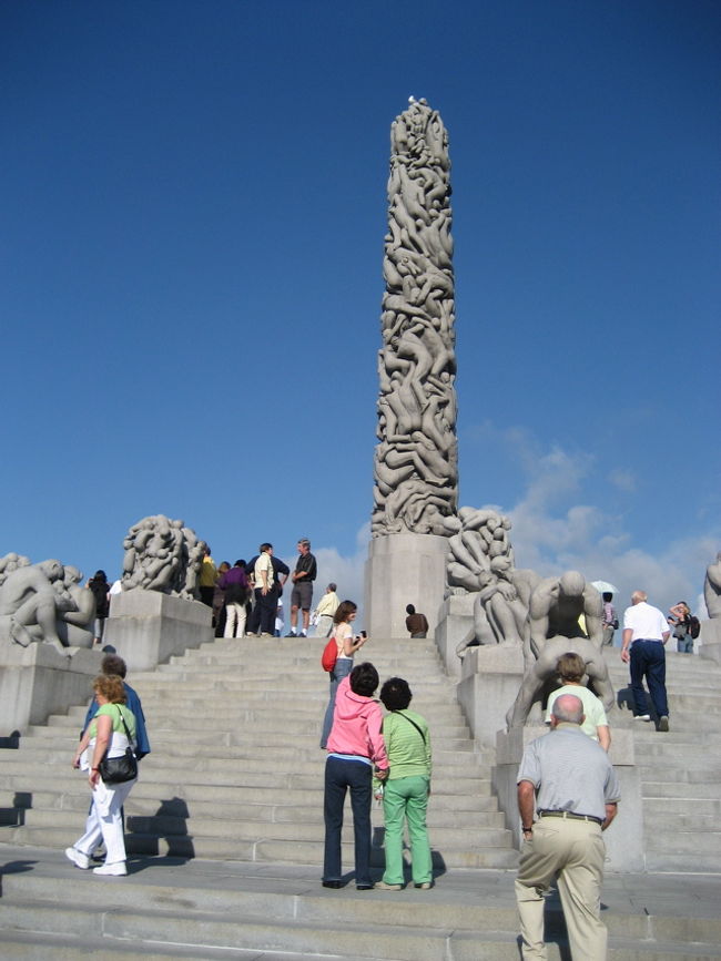 ノルウェーの彫刻家ヴィーゲランの作品の数々が野外に展示されている。１２１体もの裸の彫刻でできた人間の塔