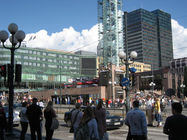 中央駅の前の広場からカールヨハンス通りが始まります。駅周辺はたくさんの人。階段で座ってボーとしている若者や観光客も。