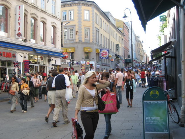 カールヨハンス通り、ここはオスロの竹下通りかしら。歩行者天国でたくさんの人たちが歩いています。