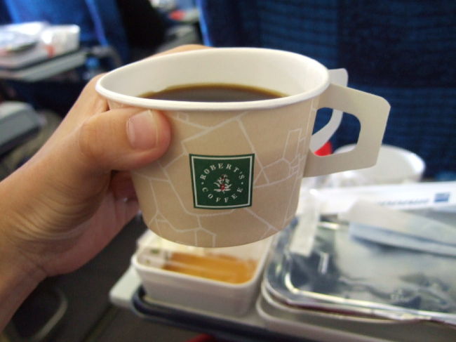 フィンランドは世界で一番コーヒーを飲む国だという。<br />そのフィンランドでスタバのようにあちこちにある「ロバーツコーヒー」。<br />飛行機の中でコーヒーをお願いしたら、やっぱりロバーツコーヒーでした。<br />この味、すこし苦味があるのですが、私のとても好きな味でした！