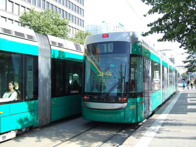 空港についたのは午後３時半。<br />案内書で２日間つかえるヘルシンキカードを購入。<br />市内まではフィンランド航空のリムジンで３０分ほど、国営鉄道の駅につきます。<br />駅前からはトラムに乗ってお宿まで。<br />トラムは３、４両つながっていて、広島の市電に似ています。<br /><br />このトラム、街中を移動するのに旅行中何度も乗りました。が、改札がない！　<br />下手するとタダで乗れちゃうのです。<br />見ていても、運転手さんから購入したり、初乗りのチェックをする人もほとんどいません。<br />フィンランドって太っ腹だよねーと話したりもしましたが、同行者によると、ときどきみんなが切符を持っているかどうかをチェックする人たちが乗り込んでくるという。そのときの罰金がとんでもなく高くて、それでもとをとっているんじゃないのかとあれこれ推測。<br /><br />で、なんと私たちは４日目に、その乗り込むシーンに遭遇。女性がほとんどのグループで、前と後ろからはさみうち。でも、現地の人たちはちゃんとプリペイドカードみたいなのをもってるんですねー。罰金を払っている人はいませんでした。